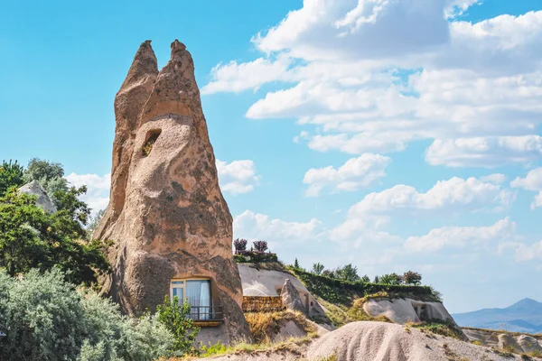 Goreme, Cappadocia 'nın antik harabelerinde yıkık duvarları olan yıkık bir bina..