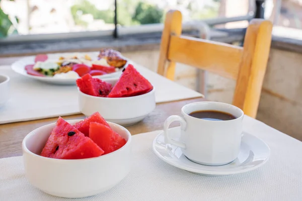 Yaz sabahı kahvaltısı ya da terasta karpuz dilimleriyle brunch..