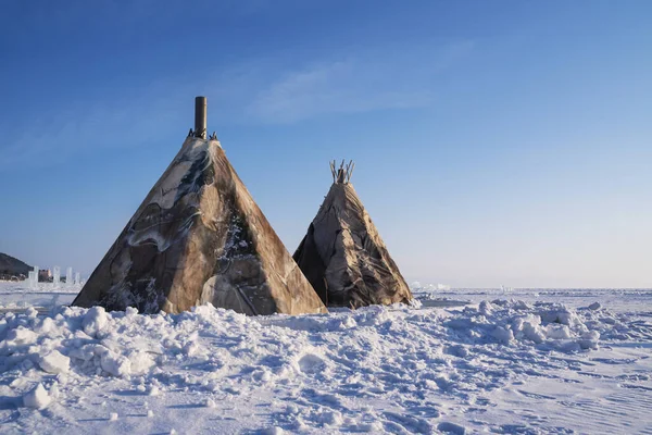 Habitation des peuples autochtones du nord des Nenets en hiver Baikal. Images De Stock Libres De Droits