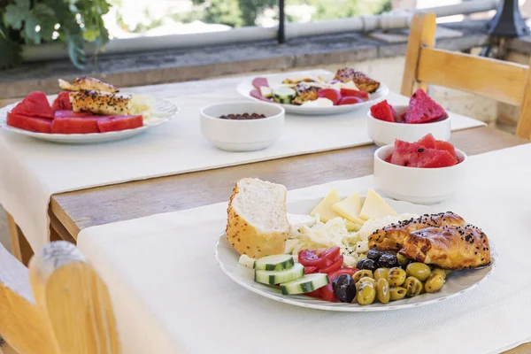 Fromages et olives variés, servis avec des légumes. Cuisine turque traditionnelle pour le petit déjeuner à Goreme. Cappadoce Images De Stock Libres De Droits
