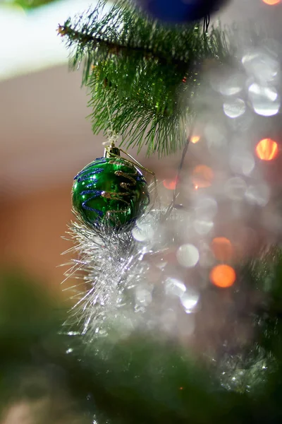 Κάθετη Φωτογραφία Πράσινου Χριστουγεννιάτικου Παιχνιδιού Δέντρο Και Κλαδιά Εκτός Εστίασης — Φωτογραφία Αρχείου