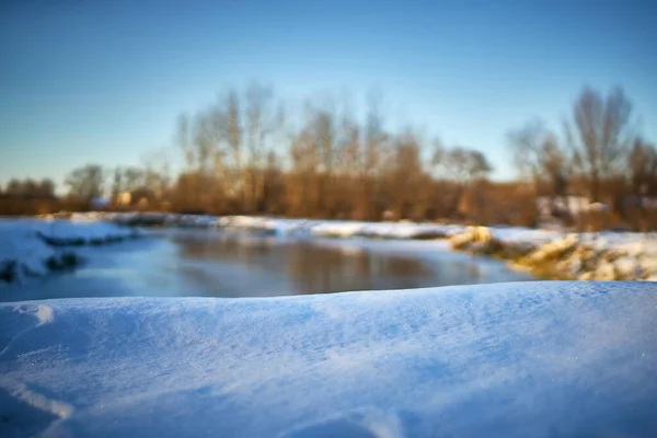 Primer Plano Hermosa Nieve Incluso Contra Fondo Del Río Cielo — Foto de Stock