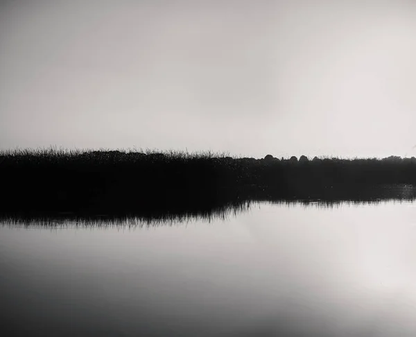 Foto Blanco Negro Puesta Sol Sobre Río —  Fotos de Stock