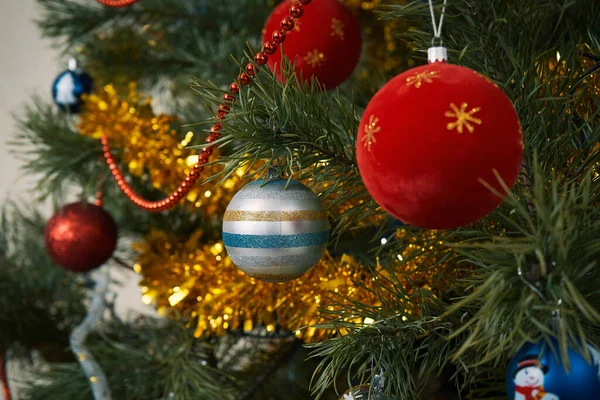 Primo Piano Delle Palline Giocattolo Capodanno Sui Rami Albero Natale — Foto Stock