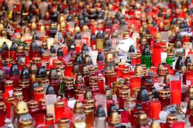 bir gün cenaze mumlar