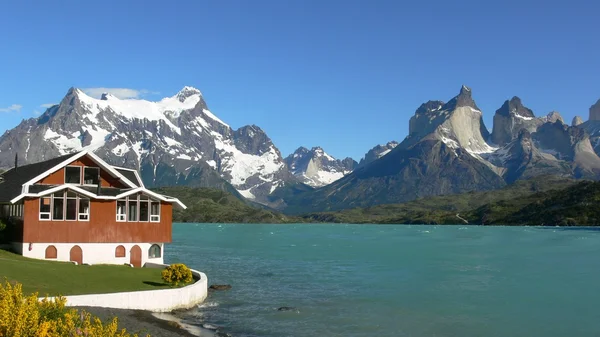 Cabaña en el lago en las montañas — Foto de Stock