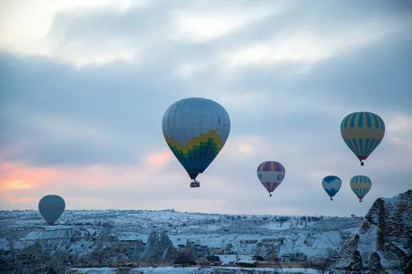 Μπαλόνια Θερμού Αέρα Πετούν Πάνω Από Θεαματική Καππαδοκία Όμορφη Θέα — Φωτογραφία Αρχείου