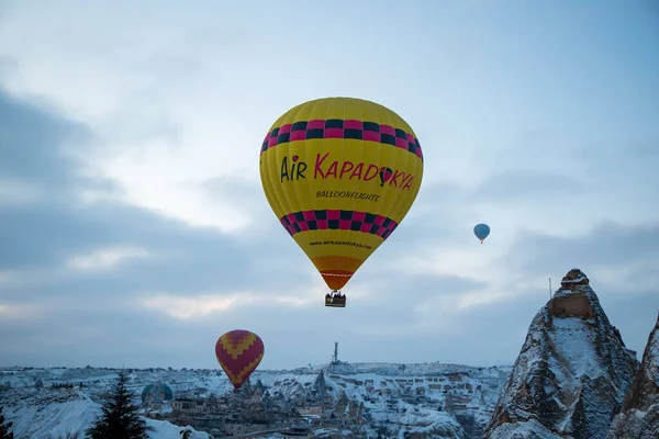 Balony Ogrzane Powietrze Przelatujące Nad Spektakularną Kapadocją Piękny Widok Gorące — Zdjęcie stockowe