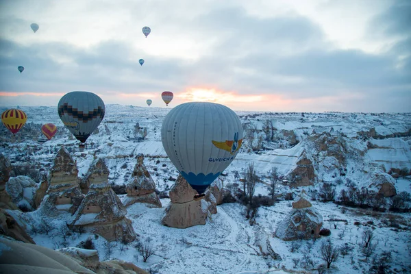 Balões Quente Sobrevoando Espetacular Capadócia Bela Vista Balões Quente Flutuando — Fotografia de Stock