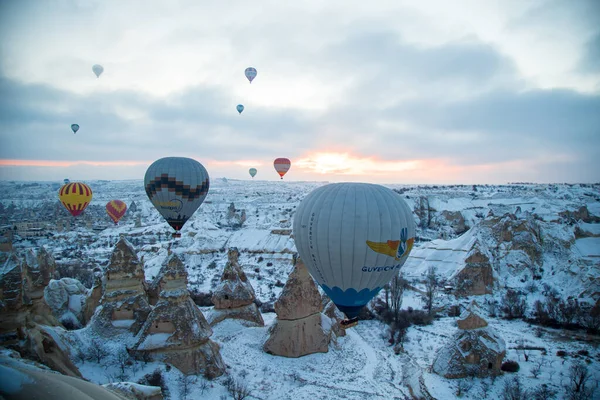 Horkovzdušné Balóny Přeletěly Nad Velkolepou Cappadocií Krásný Pohled Horkovzdušné Balónky — Stock fotografie