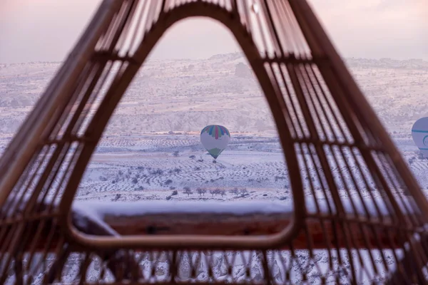 热气球飞越壮观的卡帕多西亚上空 美丽的热气球在日出蓝天中飘扬 掠过仙境烟囱的山景 — 图库照片