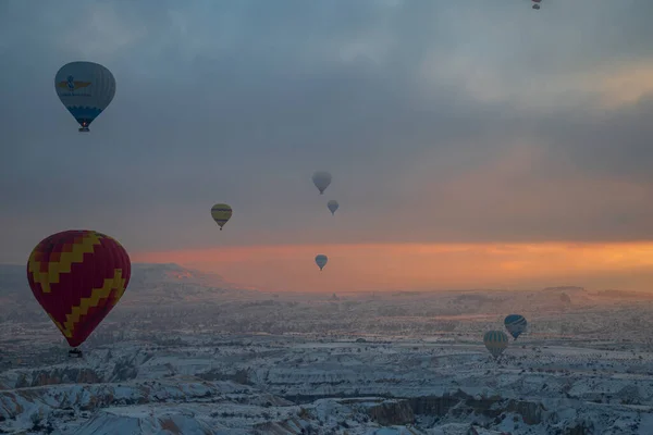 Horkovzdušné Balóny Přeletěly Nad Velkolepou Cappadocií Krásný Pohled Horkovzdušné Balónky — Stock fotografie