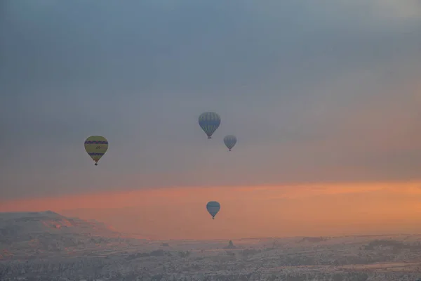 Hőlégballonok Repülnek Látványos Cappadocia Felett Gyönyörű Kilátás Hőlégballonok Lebegő Napkelte — Stock Fotó