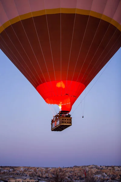 カッパドキア上空を飛ぶ熱気球 妖精煙突の山の風景の上に日の出青空に浮かぶ熱気球の美しい景色 — ストック写真