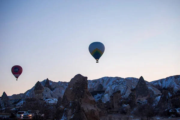 カッパドキア上空を飛ぶ熱気球 妖精煙突の山の風景の上に日の出青空に浮かぶ熱気球の美しい景色 — ストック写真