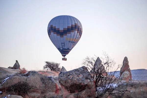 Hőlégballonok Repülnek Látványos Cappadocia Felett Gyönyörű Kilátás Hőlégballonok Lebegő Napfelkelte — Stock Fotó