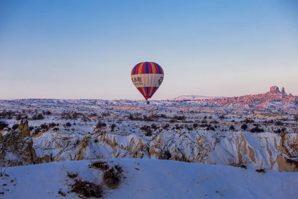 Hőlégballonok Repülnek Látványos Cappadocia Felett Gyönyörű Kilátás Hőlégballonok Lebegő Napfelkelte — Stock Fotó