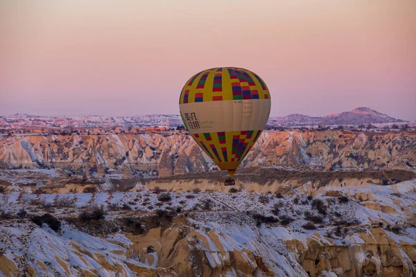 Varmluftsballonger Flyger Över Spektakulära Kappadokien Vacker Utsikt Över Varmluftsballonger Flyter — Stockfoto