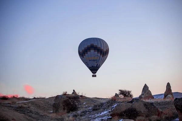 Hőlégballonok Repülnek Látványos Cappadocia Felett Gyönyörű Kilátás Hőlégballonok Lebegő Napfelkelte — Stock Fotó