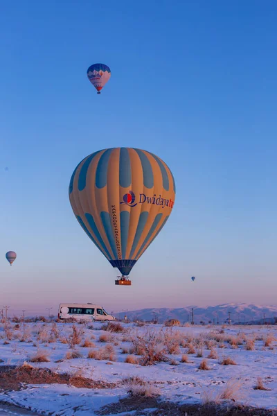 Horkovzdušné Balóny Přeletěly Nad Velkolepou Cappadocií Krásný Pohled Horkovzdušné Balónky — Stock fotografie