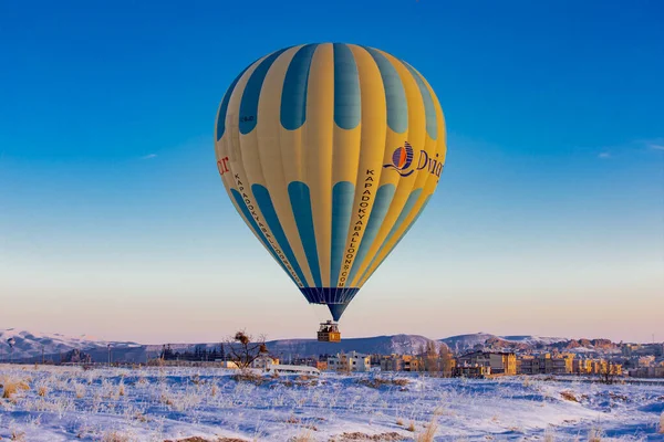 Heißluftballons Fliegen Über Kappadokien Schöne Aussicht Auf Heißluftballons Die Sonnenaufgangslicht — Stockfoto