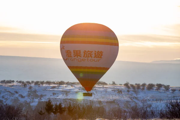 Heißluftballons Fliegen Über Kappadokien Schöne Aussicht Auf Heißluftballons Die Sonnenaufgangslicht — Stockfoto