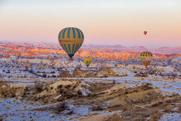 Horkovzdušné Balóny Přeletěly Nad Velkolepou Cappadocií Krásný Pohled Horkovzdušné Balónky — Stock fotografie