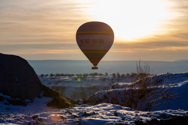 Hőlégballonok Repülnek Látványos Cappadocia Felett Gyönyörű Kilátás Hőlégballonok Lebegő Napkelte — Stock Fotó