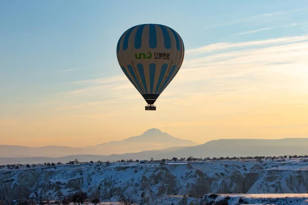 Hőlégballonok Repülnek Látványos Cappadocia Felett Gyönyörű Kilátás Hőlégballonok Lebegő Napkelte — Stock Fotó