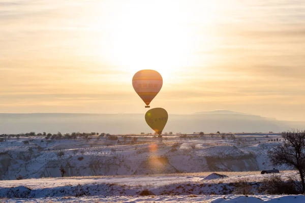 Varmluftsballonger Flyger Över Spektakulära Kappadokien Vacker Utsikt Över Varmluftsballonger Flyter — Stockfoto