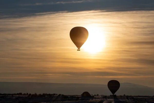 Hőlégballonok Repülnek Látványos Cappadocia Felett Gyönyörű Kilátás Hőlégballonok Lebegő Napkelte — Stock Fotó