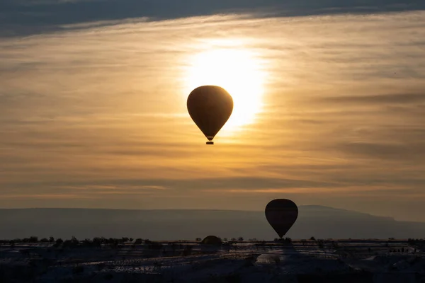 Hőlégballonok Repülnek Látványos Cappadocia Felett Gyönyörű Kilátás Hőlégballonok Lebegő Napkelte — Stock Fotó