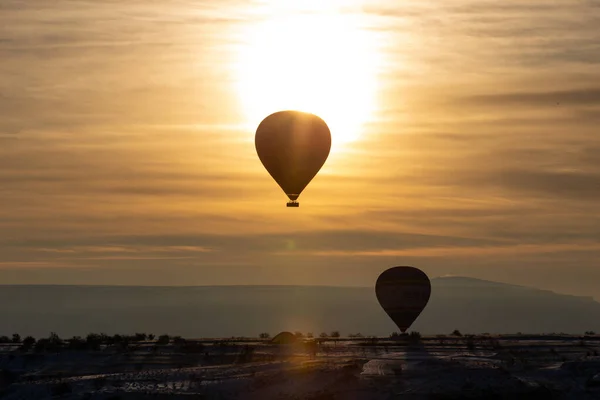 Hőlégballonok Repülnek Látványos Cappadocia Felett Gyönyörű Kilátás Hőlégballonok Lebegő Napkelte — Stock Fotó
