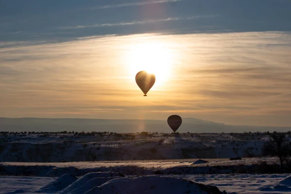 Varmluftsballonger Flyger Över Spektakulära Kappadokien Vacker Utsikt Över Varmluftsballonger Flyter — Stockfoto