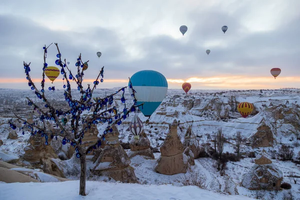 Modré Oko Zla Nazar Boncugu Turecké Symboly Visící Stromě Cappadocia — Stock fotografie