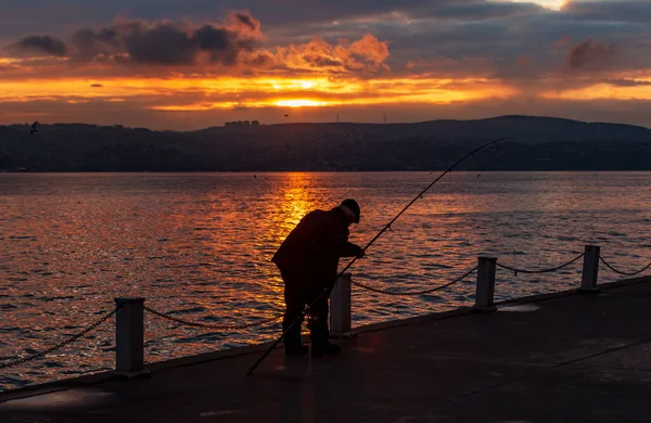 Fiskaren Fiskar Bosporen Istanbul Soluppgång Regniga Moln Och Mörkt Väder — Stockfoto