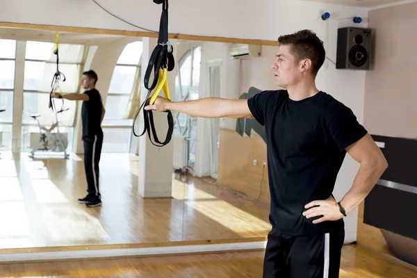 Hombre en un gimnasio — Foto de Stock