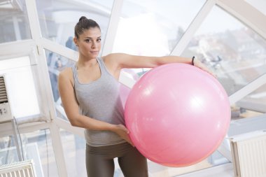 Kız bir spor salonu