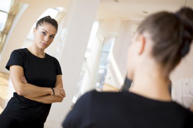 Kız bir spor salonu