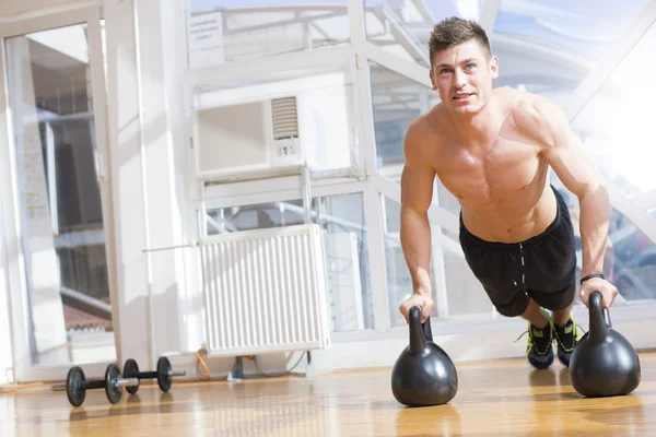 Hombre en un gimnasio — Foto de Stock