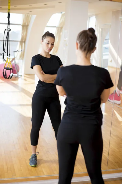 Flicka i ett gym — Stockfoto