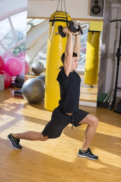 Man i ett gym — Stockfoto