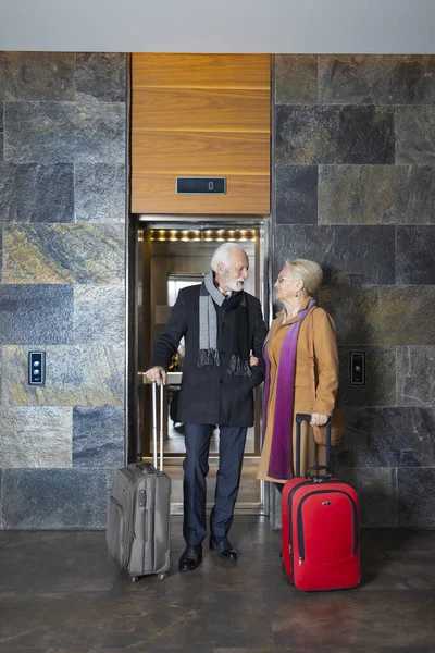 一对年长的夫妇一起站在酒店大堂度过他们的情人节 — 图库照片