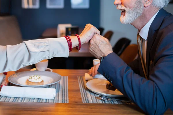 Gentleman Senior Embrassant Une Main Femme Pendant Dîner — Photo