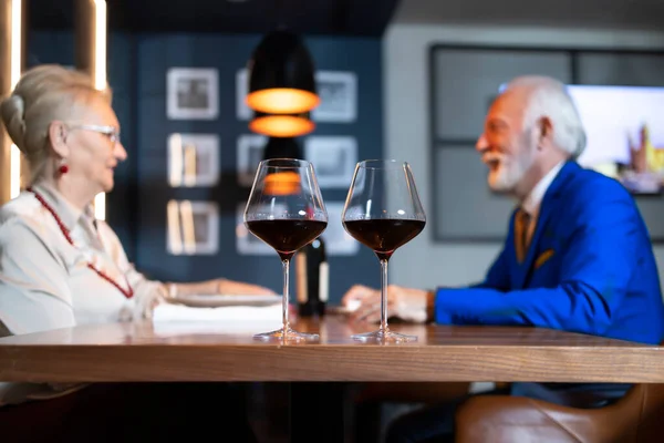 Couple Two Red Wine Glasses Table — Stockfoto