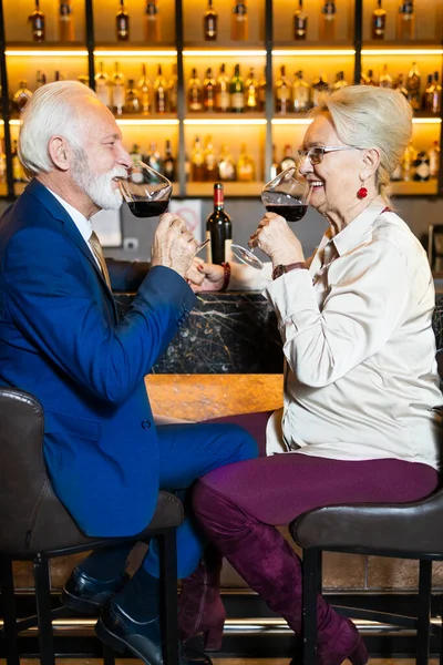 Couple Love Drinking Red Wine Bar — Stockfoto