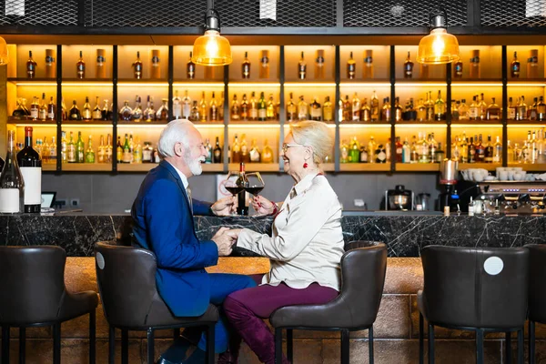 Couple Love Toasting Bar — Stockfoto