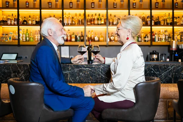 Elderly Couple Celebrating Valentines Day Glass Wine — Stockfoto