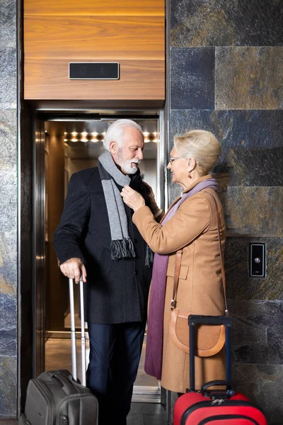 上了年纪的优雅女人在酒店大堂里穿上了丈夫的西服 — 图库照片