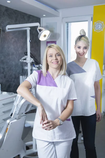 Dos Dentistas Sonriendo Trabajo — Foto de Stock